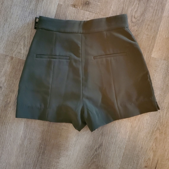 Moss green smart shorts, H&M, size 2. - Picture 2 of 4